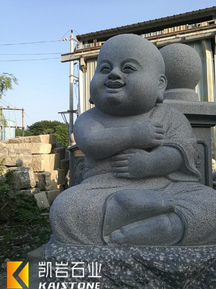 萌態(tài)可掬的小沙彌石雕 庭院設(shè)計(jì)中的禪意點(diǎn)綴